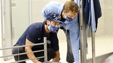 Hráči HC Kometa Brno montovali postele pro personál provizorní nemocnice na... Hráči HC Kometa Brno montovali postele pro personál provizorní nemocnice na...