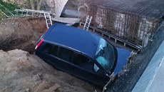 Hasii museli vyprostit dv auta, která spadla do jámy na opravovaném mostu.