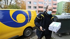 Aktuálně brigádničí herec Zdeněk Stejskal na poště. Aktuálně brigádničí herec Zdeněk Stejskal na poště.