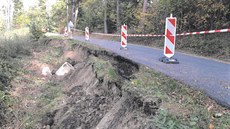 Svah pod silnicí mezi Bojkovicemi a Rudimovem se poprvé sesunul už před pár dny. Svah pod silnicí mezi Bojkovicemi a Rudimovem se poprvé sesunul už před pár dny.