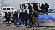 Řecká policie zadržela loď plnou migrantů. (3. listopadu 2020) Řecká policie zadržela loď plnou migrantů. (3. listopadu 2020)