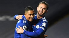 Youri Tielemans (vlevo) a James Maddison z Leicester City mají radost z gólu. Youri Tielemans (vlevo) a James Maddison z Leicester City mají radost z gólu.