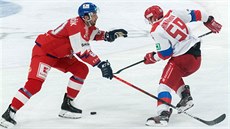 Jegor Činachov (vpravo) a Michael Moravčík v souboji o puk na Karjala Cupu v... Jegor Činachov (vpravo) a Michael Moravčík v souboji o puk na Karjala Cupu v...