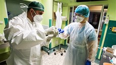 Péče o pacienty s onemocněním covid-19 na JIP plicní kliniky Fakultní nemocnice... Péče o pacienty s onemocněním covid-19 na JIP plicní kliniky Fakultní nemocnice...