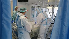 Sedm policistů z obvodních oddělení v Plzeňském kraji od čtvrtka pomáhá ve... Sedm policistů z obvodních oddělení v Plzeňském kraji od čtvrtka pomáhá ve...