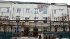 Dělníci staví lešení u budovy v plzeňské Husově ulici, kde se nedávno zřítila... Dělníci staví lešení u budovy v plzeňské Husově ulici, kde se nedávno zřítila...