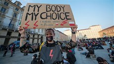 Žena s nápisem „Moje tělo, moje volba“ na demonstraci na podporu Polek v... Žena s nápisem „Moje tělo, moje volba“ na demonstraci na podporu Polek v...