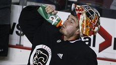David Rittich se občerstvuje při tréninku Calgary. David Rittich se občerstvuje při tréninku Calgary.