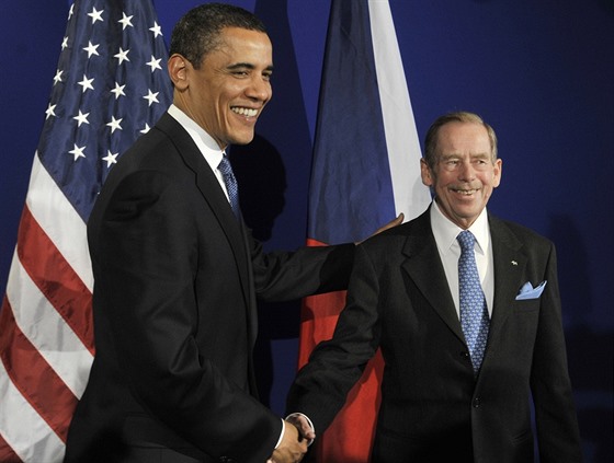 Václav Havel s americkým prezidentem Barackem Obamou bhem summitu EU-USA v Praze. Havel u v té dob prezidentem nebyl, ale Obama si pál se s ním pesto setkat. (5. dubna 2009)