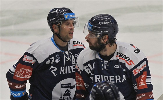 Vítkovití hokejisté Jan Hruka (vlevo) a Petr Trka se radují z gólu.