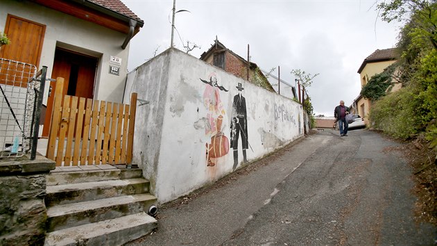 Ke Kamenné kolonii patří i graffiti. Ke Kamenné kolonii patří i graffiti.