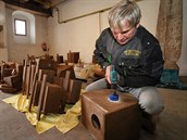 Truhlář Gustav Kyselák dodělává únikové východy do budek pro veverky, které... Truhlář Gustav Kyselák dodělává únikové východy do budek pro veverky, které...