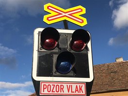 Ke srážce vlaku s osobním automobilem došlo na přejezdu u obce Hýskov....