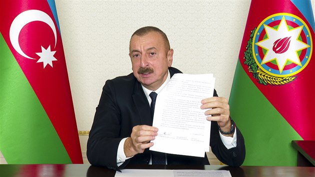 zerbjdnsk prezident Ilham alijev oznamuje vtzstv ve vlce v Nhornm Karabachu. (8. listopadu 2020)