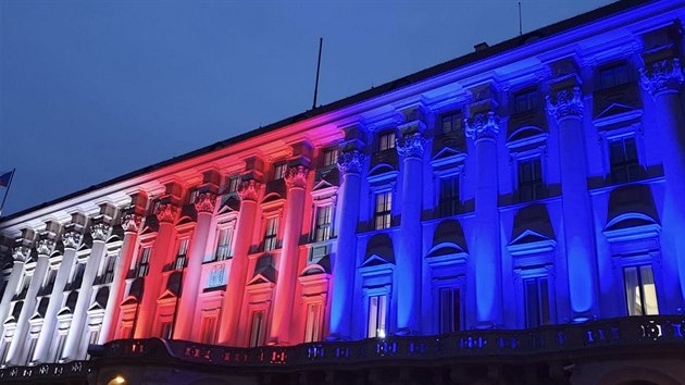 U příležitosti Dne boje za svobodu a demokracii byl Černínský palác nasvícen do národních barev. (17. listopadu 2020)