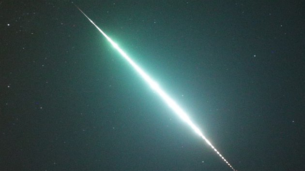 Snímek bolidu z 8. listopadu pořízeného automatickou digitální bolidovou kamerou z v areálu Střední školy hospodářské a lesnické ve Frýdlantu.