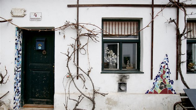 V Kamenné kolonii je asi 130 domů a žije tam necelých 500 lidí.