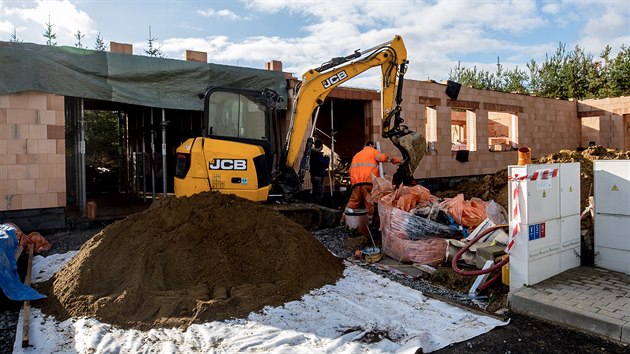 Ve stedoeskch Lnech pokrauje stavba bungalovu pro Miloe Zemana a jeho manelku Ivanu. Nasthovat by se sem mli pot, co Zemanovi skon druh prezidentsk obdob. (16. listopadu 2020)