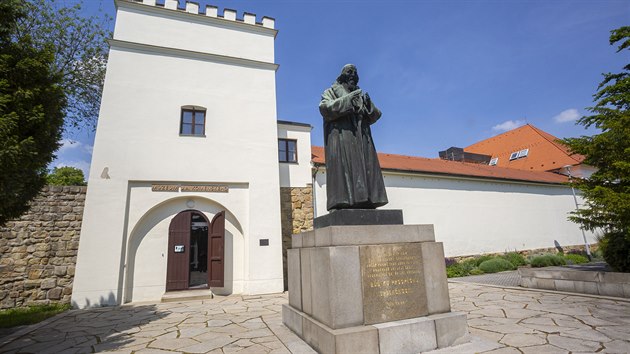 Socha Komenského před vstupem do muzea v Uherském Brodě