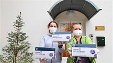 Pečovatelky Domova pokojného stáří Oblastní charity Ostrov ukazují krabice s... Pečovatelky Domova pokojného stáří Oblastní charity Ostrov ukazují krabice s...