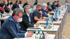 Krajští zastupitelé na ustavujícím zasedání v karlovarské hale míčových sportů.... Krajští zastupitelé na ustavujícím zasedání v karlovarské hale míčových sportů....