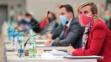 Krajští zastupitelé na ustavujícím zasedání v karlovarské hale míčových sportů.... Krajští zastupitelé na ustavujícím zasedání v karlovarské hale míčových sportů....