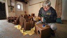 Truhlář Gustav Kyselák dodělává únikové východy do budek pro veverky, které... Truhlář Gustav Kyselák dodělává únikové východy do budek pro veverky, které...