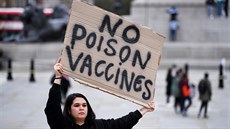 Žena v Londýně protestuje proti koronavirovým opatřením. (17. října 2020) Žena v Londýně protestuje proti koronavirovým opatřením. (17. října 2020)