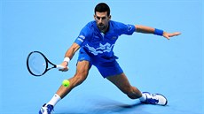 Srb Novak Djokovič se natahuje po balonku v utkání skupiny Turnaje mistrů. Srb Novak Djokovič se natahuje po balonku v utkání skupiny Turnaje mistrů.