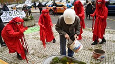 Aktivisté z hnutí Extinction Rebellion demonstrují před pražskou budovou... Aktivisté z hnutí Extinction Rebellion demonstrují před pražskou budovou...