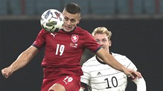 Český záložník Tomáš Holeš odehrává míč před německým soupeřem Julianem... Český záložník Tomáš Holeš odehrává míč před německým soupeřem Julianem...
