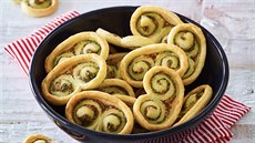 Bazalkové rolky z listového těsta Bazalkové rolky z listového těsta