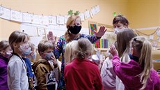 Učitelky se vítají s žáky smíšené třídy Trojlístek Masarykovy základní školy v... Učitelky se vítají s žáky smíšené třídy Trojlístek Masarykovy základní školy v...