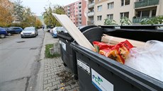Vozit odpad, který se do popelnic nevejde či tam nepatří, až do sběrného dvora... Vozit odpad, který se do popelnic nevejde či tam nepatří, až do sběrného dvora...