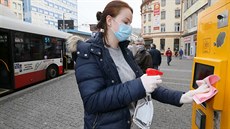 Dezinfikují se tlačítka na semaforech, bankomatech či automatech na jízdenky. Dezinfikují se tlačítka na semaforech, bankomatech či automatech na jízdenky.