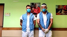 Studenti zlínské univerzity Jan Navrátil (vlevo) a Marek Švager pomáhají v... Studenti zlínské univerzity Jan Navrátil (vlevo) a Marek Švager pomáhají v...