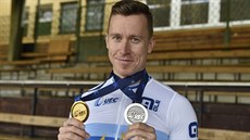 Dráhový cyklista Tomáš Bábek ukazuje zlatou a stříbrnou medaili, které... Dráhový cyklista Tomáš Bábek ukazuje zlatou a stříbrnou medaili, které...