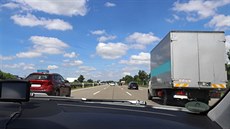Celkem častá situace na českých silnicích: řidič auta předjíždí náklaďák a může... Celkem častá situace na českých silnicích: řidič auta předjíždí náklaďák a může...