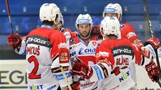 Pardubití hokejisté se radují z gólu, uprosted stelec Vladimír Svaina.