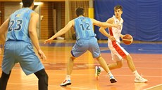 Radek Farský (vpravo) z Brna útočí v zápase s Olomouckem kolem Lukáše Sychry. Radek Farský (vpravo) z Brna útočí v zápase s Olomouckem kolem Lukáše Sychry.