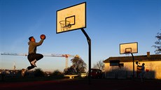 Mladí basketbalisté trénovali 6. listopadu 2020 odpoledne na hřišti v Praze na... Mladí basketbalisté trénovali 6. listopadu 2020 odpoledne na hřišti v Praze na...