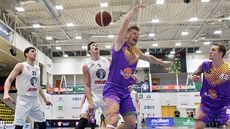 Děčínští Martin Mach (21) a Tomáš Pomikálek (5) a ústečtí Michal Šotnar a... Děčínští Martin Mach (21) a Tomáš Pomikálek (5) a ústečtí Michal Šotnar a...