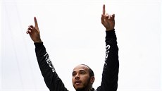 Lewis Hamilton slaví zisk sedmého titulu mistra světa. Lewis Hamilton slaví zisk sedmého titulu mistra světa.