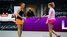 Lucie Hradecká (vlevo) a Kateřina Siniaková během čtyřhry v Linci Lucie Hradecká (vlevo) a Kateřina Siniaková během čtyřhry v Linci
