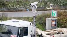 Při úsekovém měření kamera zachytí auto na začátku a na konci sledované trasy a... Při úsekovém měření kamera zachytí auto na začátku a na konci sledované trasy a...