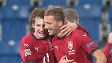 Alex Král gratuluje Tomáši Součkovi ke vstřelené brance v duelu se Slovenskem. Alex Král gratuluje Tomáši Součkovi ke vstřelené brance v duelu se Slovenskem.
