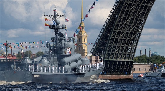 Ruská raketová korveta Dmitrovgrad na vojenské pehlídce v Petrohradu (26....