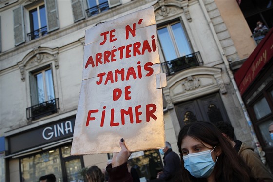 Demonstrant drí plakát s nápisem Nikdy nepestanu natáet bhem demonstrace...
