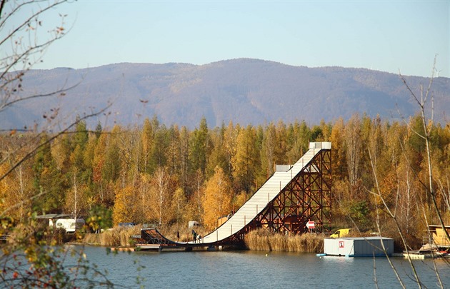 Nový skokanský mstek u jezera Matylda v Most je vysoký 14 metr. Vyuívat ho...
