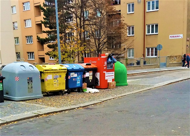 <p>Současná doba, kdy je zkrácena provozní doba obchodů a o nedělích mají zavřeno, přináší mnoha lidem komplikace. Například není možno vydat se neomezeně na nákup vánočních dárků. Člověk si ale pomůže a zvláště nyní platí dvojnásob staré úsloví z vojny: